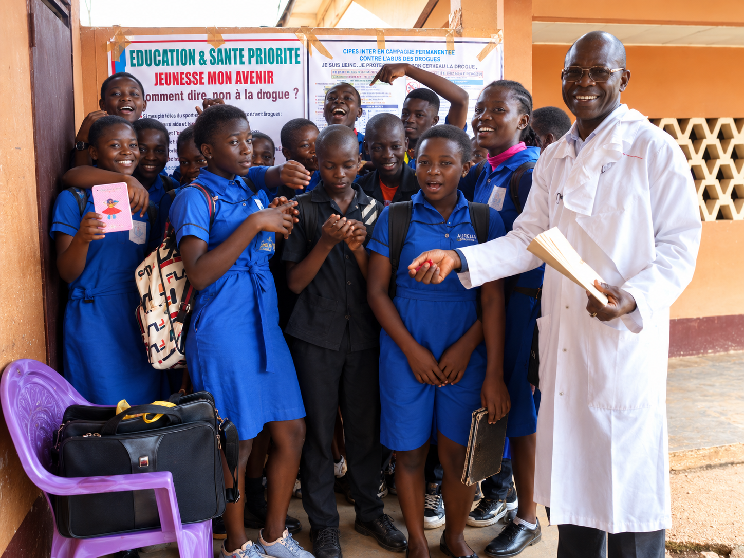 Rev. Père BETSEN avec des élèves enthousiastes après une session de sensibilisation CIPESS